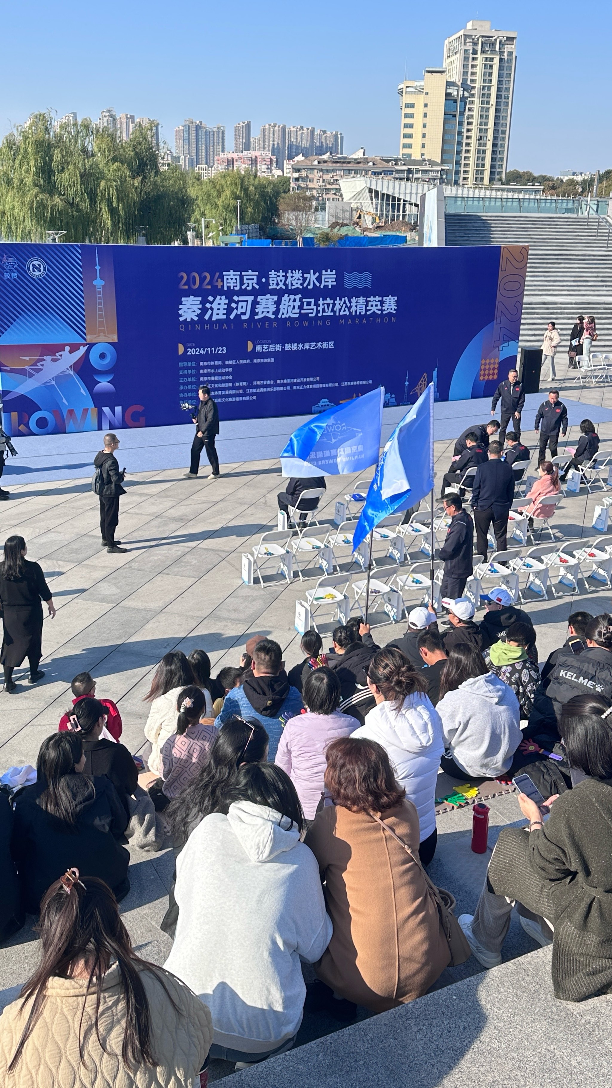 现场氛围热烈：球迷欢呼不断，气氛火爆！