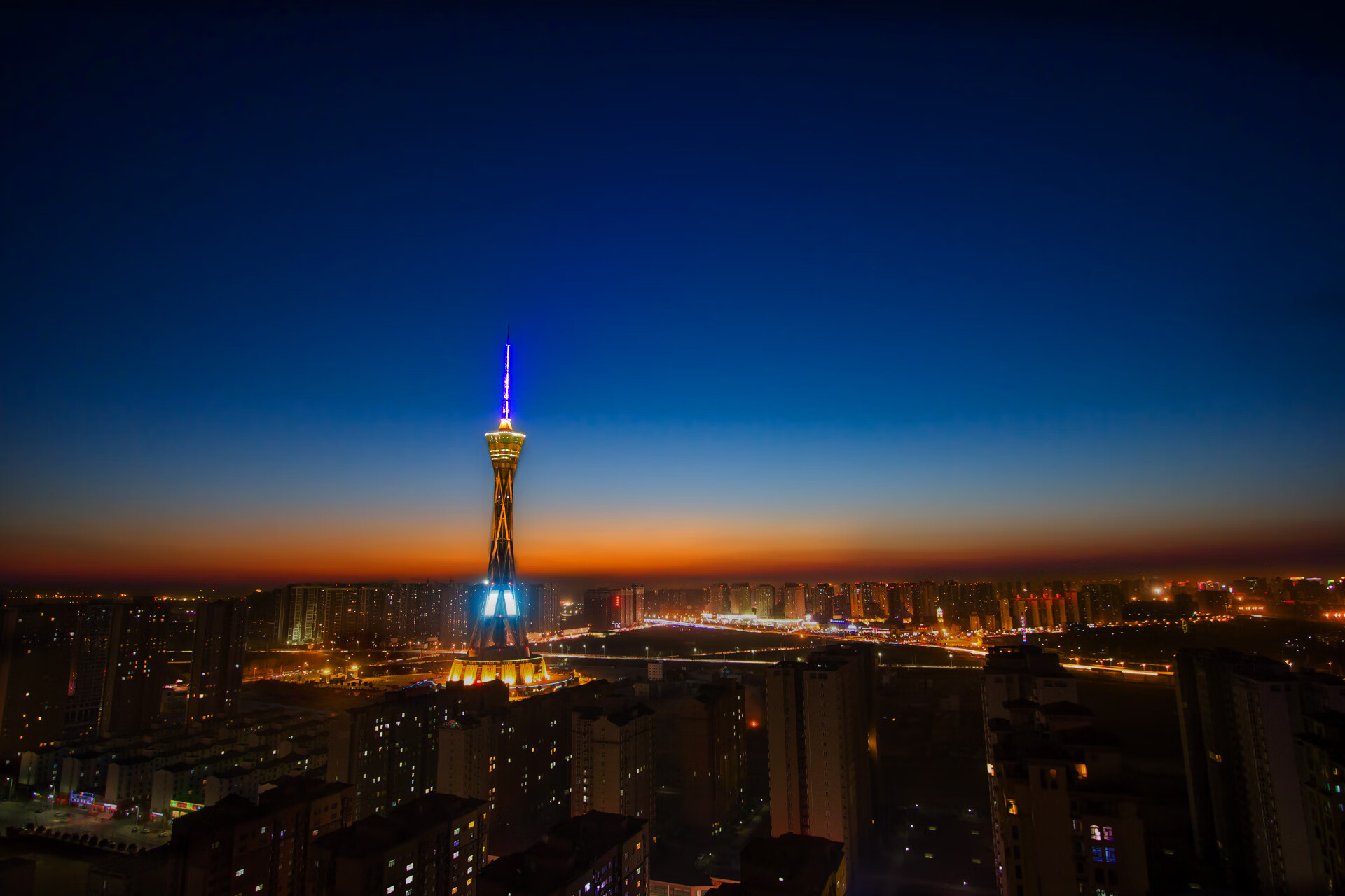 “2025世界运动会：高新体育中心举重赛场成运动员展示巅峰实力之地”