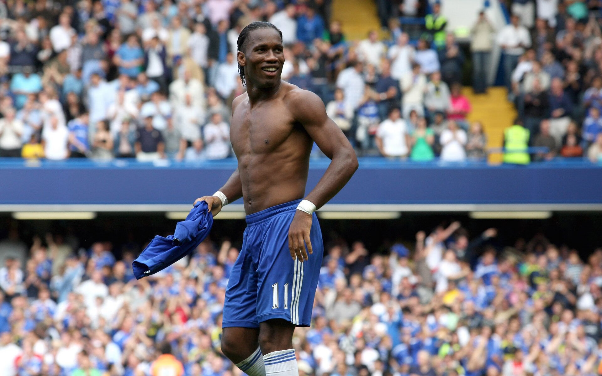 “海岸狂飙:沿线海天一色的极速赛段”